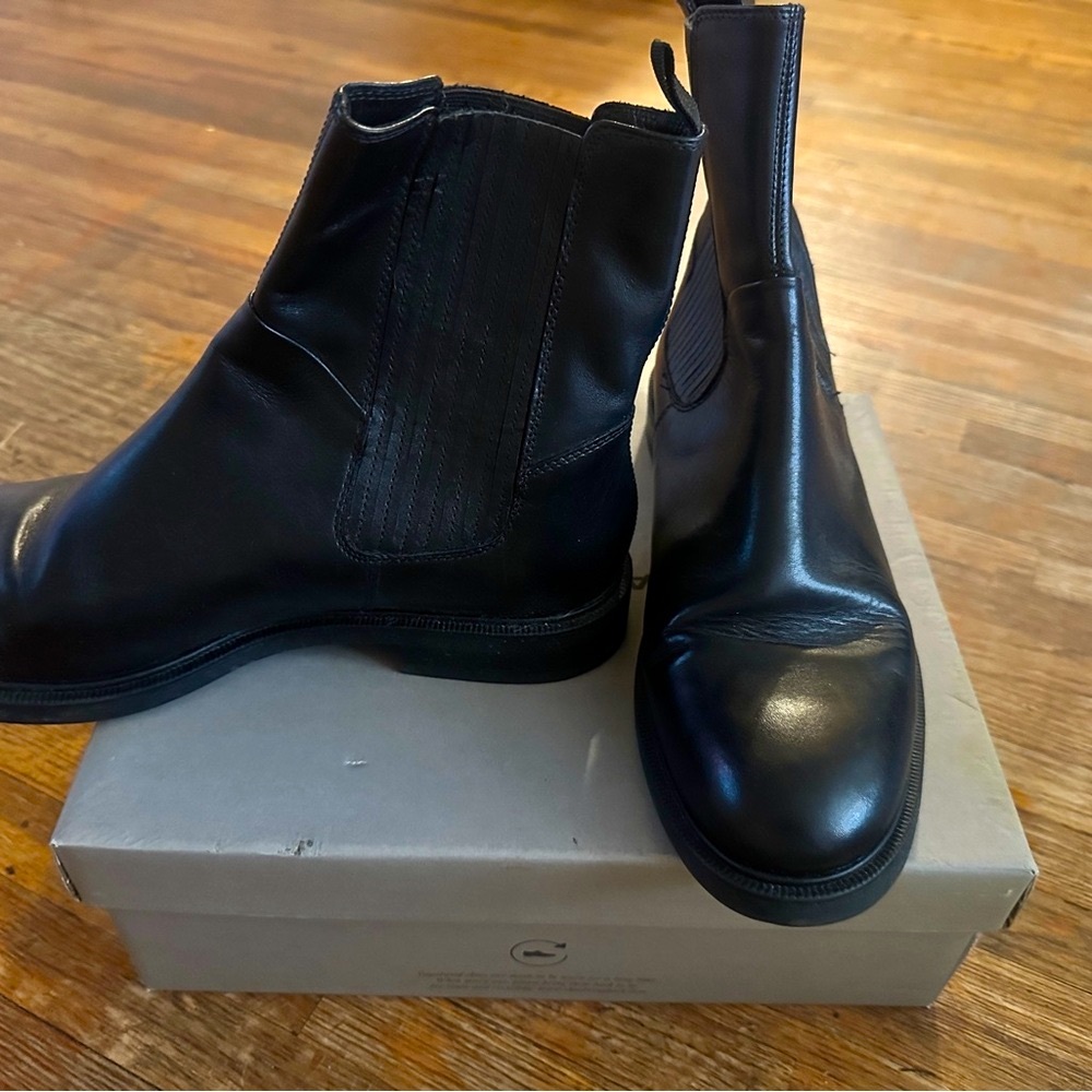 Vagabond women’s leather Chelsea boots gently worn size 11